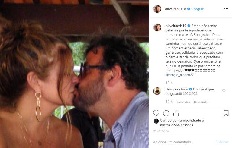 Cristiana Oliveira compartilha clique beijando o namorado