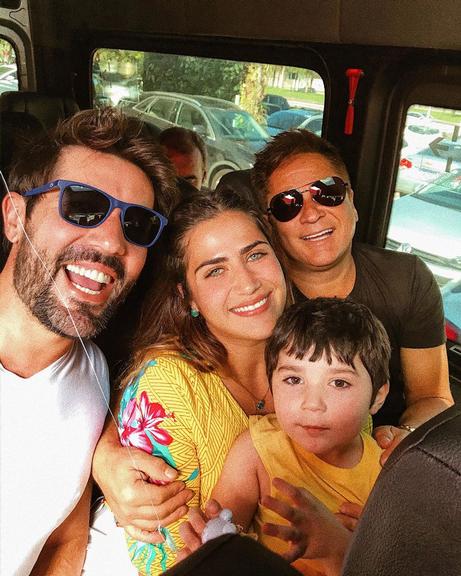 Jessica Costa publica foto ao lado de Leonardo, do filho e do marido