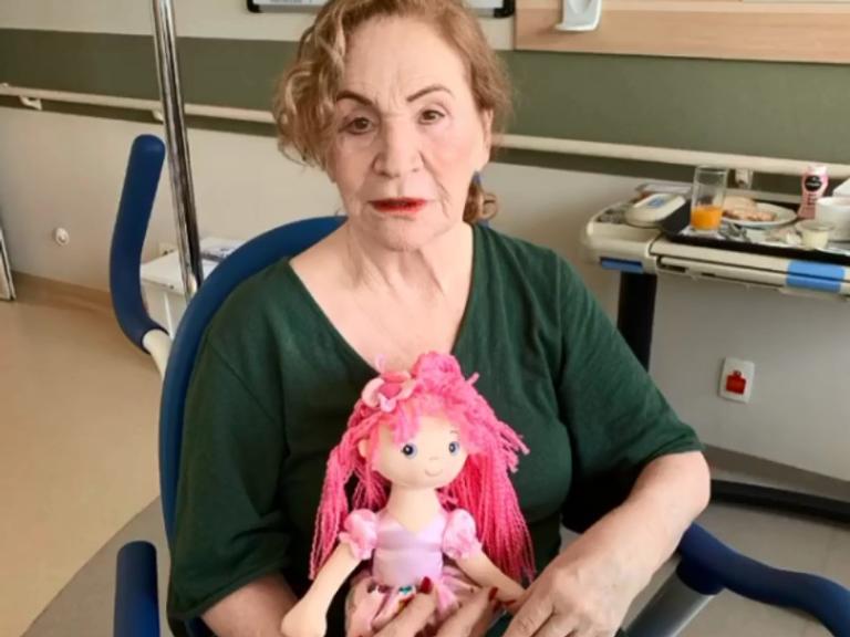 Mãe de Sônia Abrão recebe alta hospitalar após passar por cirurgia 