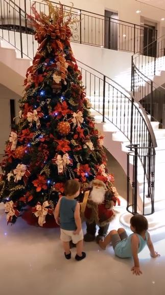 Andressa Suita mostra árvore de Natal gigante e impressiona
