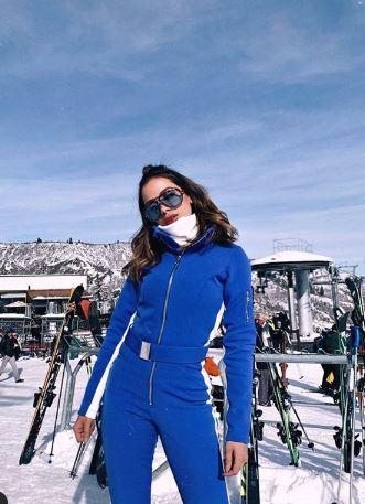 Anitta exibindo curvas ao esquiar
