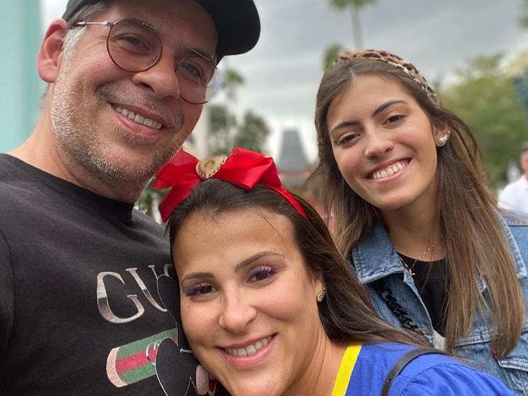 Leandro Hassum compartilha clique descontraído ao de sua mulher e sua filha