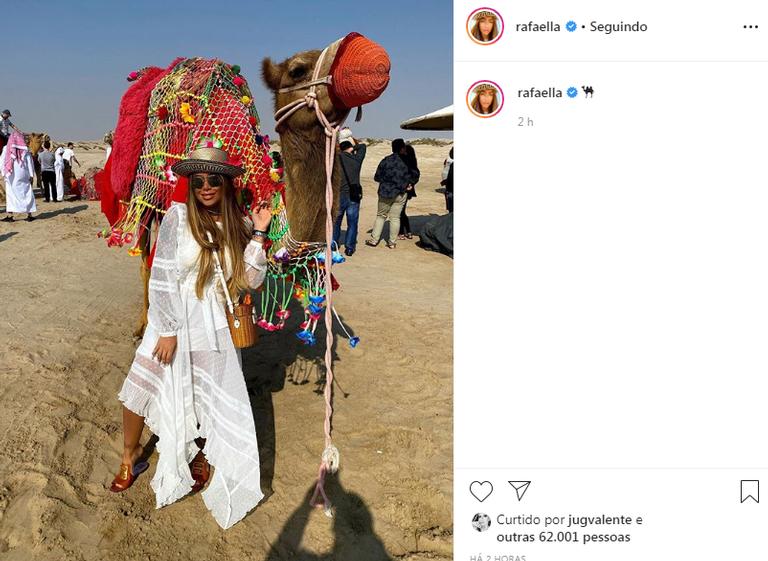 Estilosa, Rafaella Santos posa com camelo em Doha