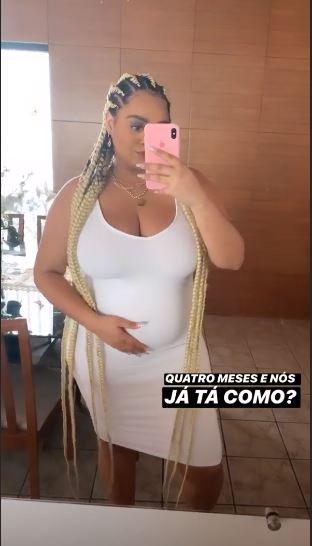Ex-BBB Rízia Cerqueira mostra barrigão com vestido colado