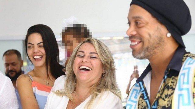 Ronaldinho Gaúcho reata noivado com Beatriz Souza