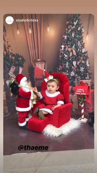 Thaeme mostra a filha de 7 meses vestida de Mamãe Noel