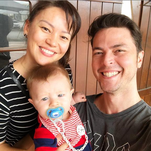Geovanna Tominaga viaja com o filho e o marido