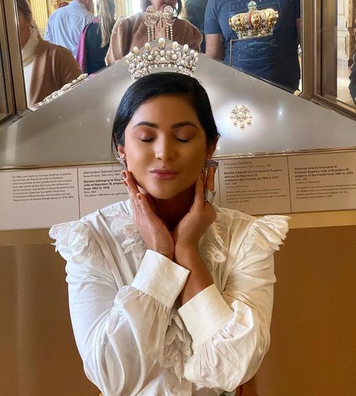 Mileide Mihaile com coroa no Museu do Louvre