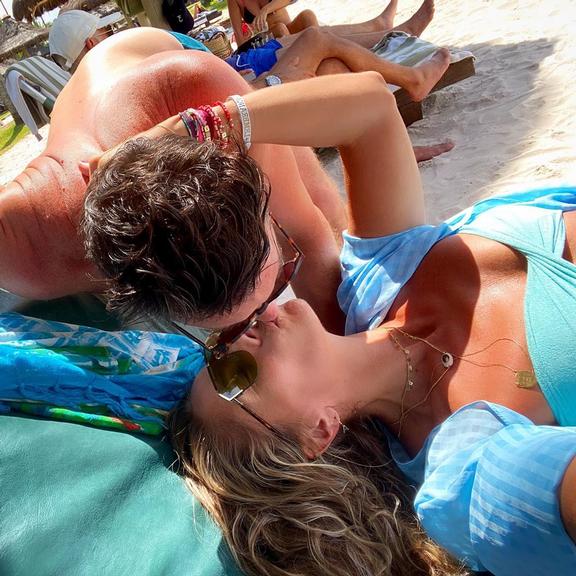 Adriane Galisteu surge beijando o marido na Bahia e encanta a web