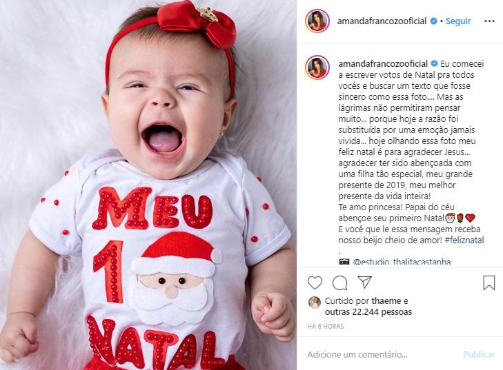 Amanda Françozo explode o fofurômetro com foto da filha de 4 meses  preparada para seu primeiro Natal