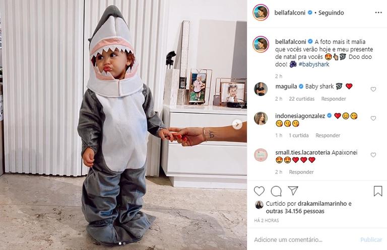 Bella Falconi veste filha caçula de tubarão e encanta a web