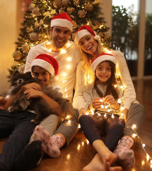 Kaká posa com a família em clima de Natal