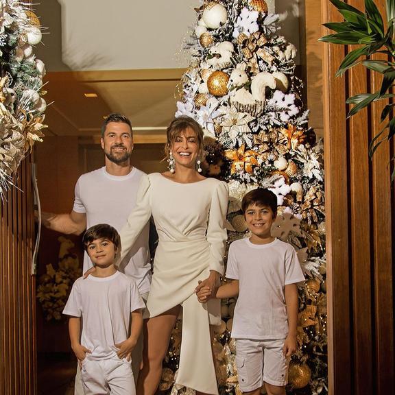 Marido de Juliana Paes posa com a família em clima de Natal