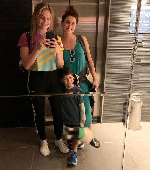 Fernanda Gentil com a namorada e o filho