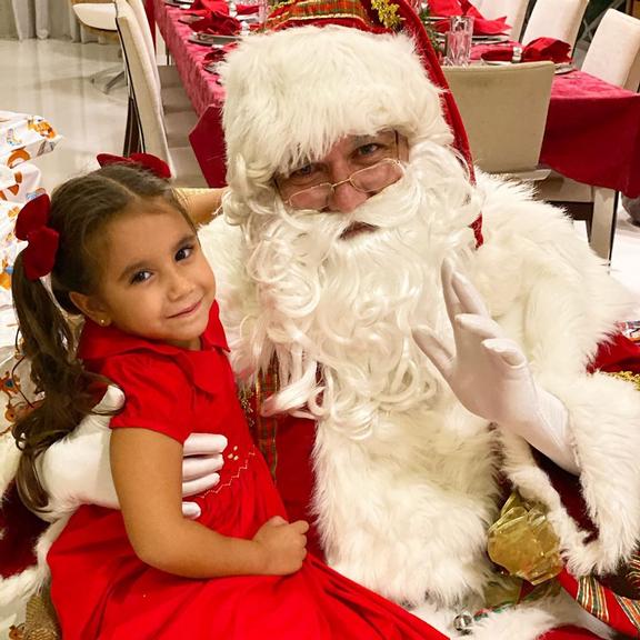 Filha de Deborah Secco com Papai Noel