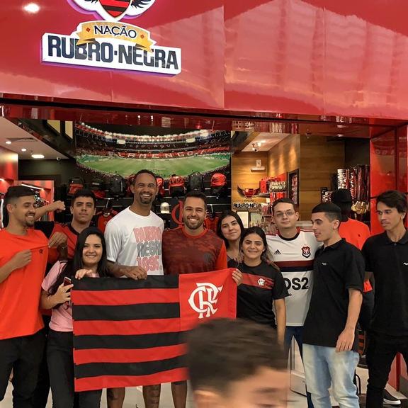 Goleiro Bruno é tietado por torcedores do Flamengo