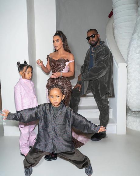Kim Kardashian posa com a família e looks chamam atenção