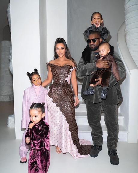 Kim Kardashian posa com a família e looks chamam atenção