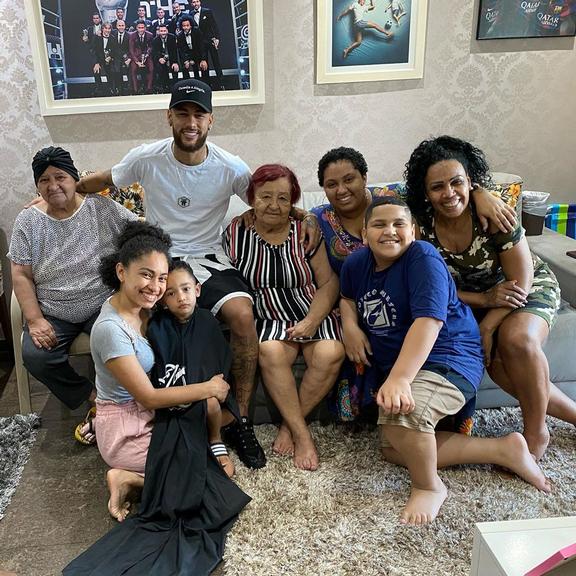 Neymar Jr. compartilha clique com a família