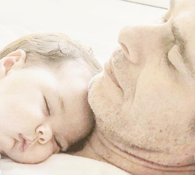 Pai de Rafa Vitti tira sono da tarde com a neta, Clara Maria