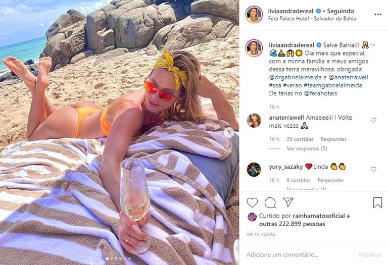 Lívia Andrade curte um dia tomando sol e bebendo champanhe