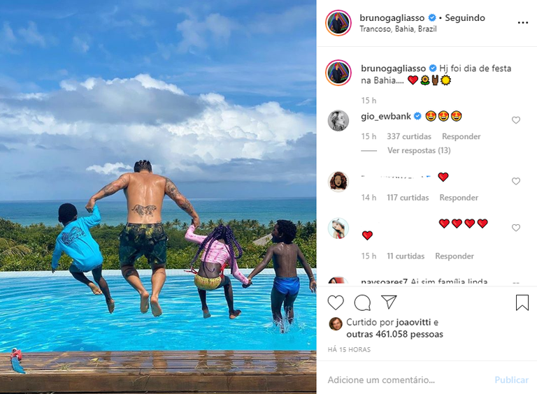 Bruno Gagliasso se diverte na piscina com os filhos