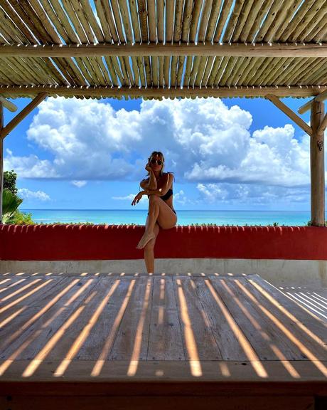 Giovanna Ewbank posa em vista paradisíaca na Bahia