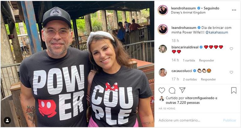 O humorista Leandro Hassum mostrou aos seguidores o look que usou com a esposa, com as camisetas combinando