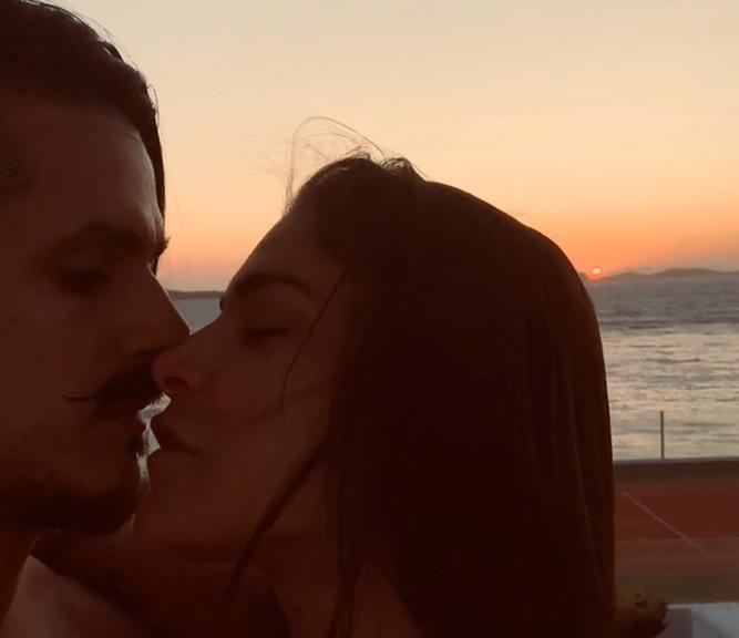 Priscila Fantin dá beijão em marido em foto postada na web e ganha elogio de fãs 