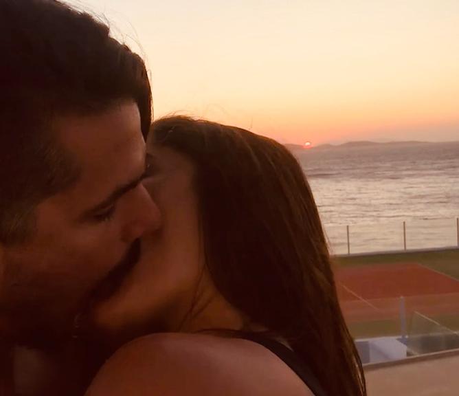 Priscila Fantin dá beijão em marido em foto postada na web e ganha elogio de fãs 