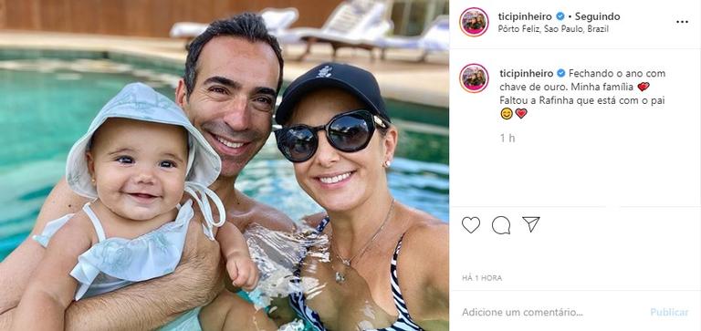 Ticiane Pinheiro e Cesar Tralli com a filha Manuella na piscina
