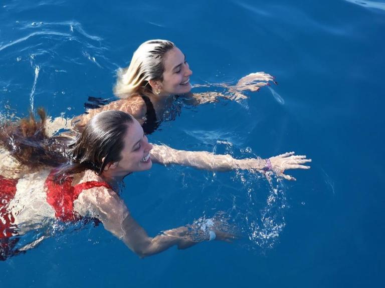 Marina Moschen e Nathalia Dill recebem o ano novo com mergulho refrescante em Noronha 