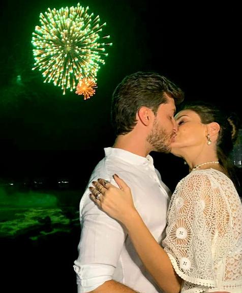 Klebber Toledo dá beijão em Camila Queiroz e comemora novo ano