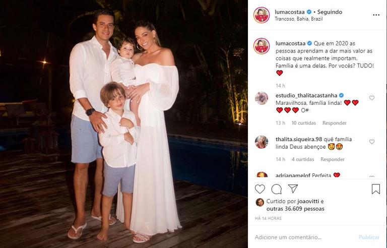 Luma Costa postou uma foto com o marido e os filhos em noite da virada 