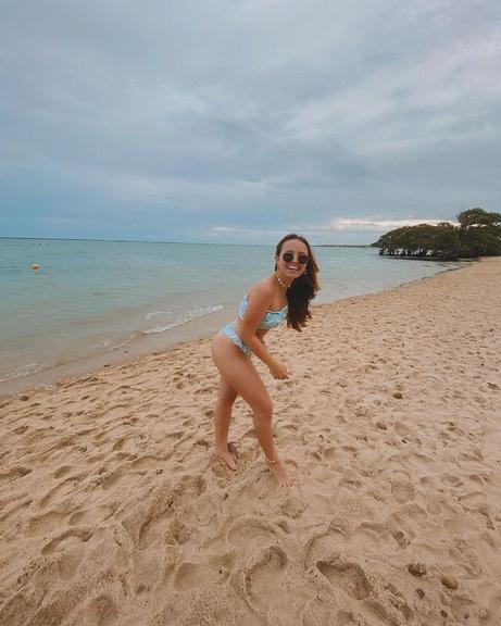 Larissa Manoela posa de biquíni e curte viagem à praia