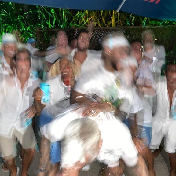 Neymar publica foto inusitada com amigos no réveilon