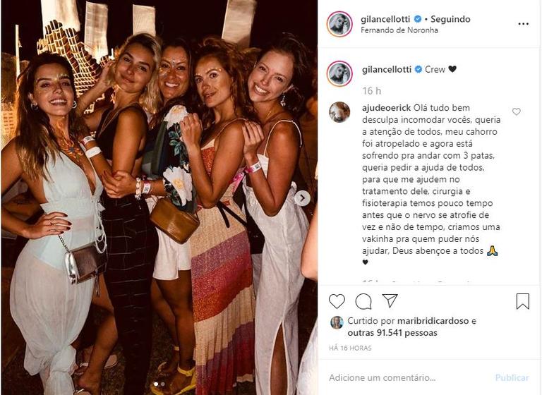 A atriz compartilhou alguns registros que fez com os amigos em uma festa que aconteceu em Fernando de Noronha 