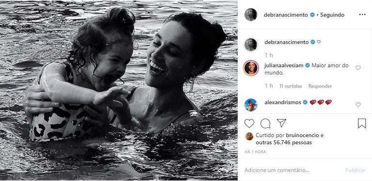 A atriz encantou seus seguidores ao postar uma foto com a filha Bella em um dia de diversão 