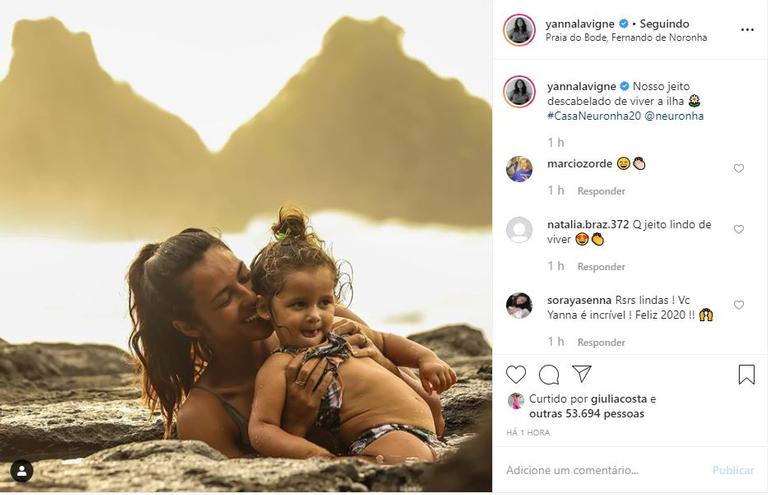 Ao lado da filha, Yanna Lavigne curte dia de praia em Fernando de Noronha