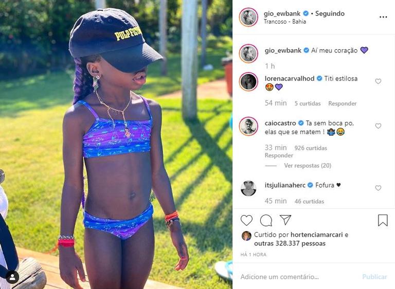 A atriz usou suas redes para registrar um momento fofo da pequena Titi se divertindo na praia 