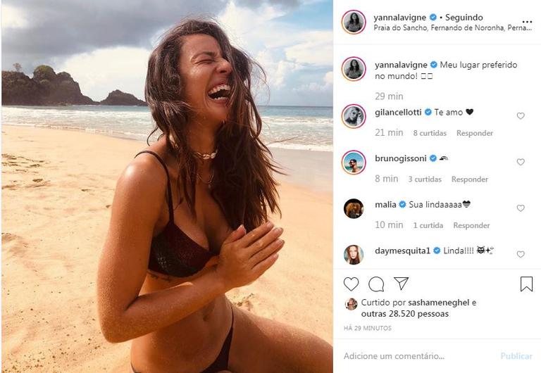 A atriz postou uma foto sorridente curtindo mais um dia na ilha de Fernando de Noronha e arrancou elogios de amigos e fãs 