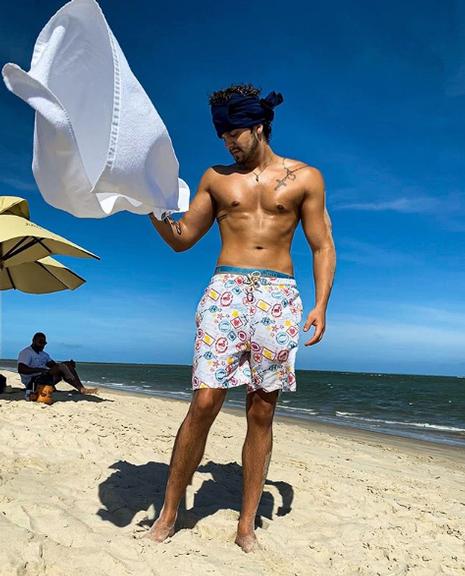 Luan Santana posa sem camisa na praia