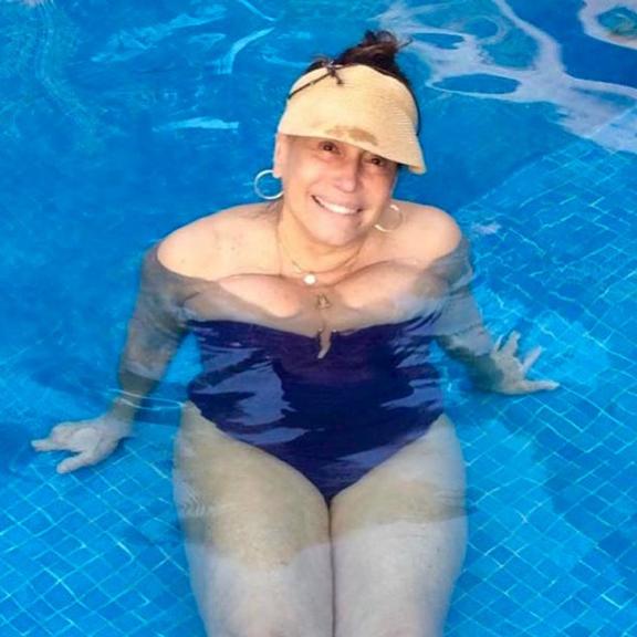 Susana Vieira de maiô na piscina