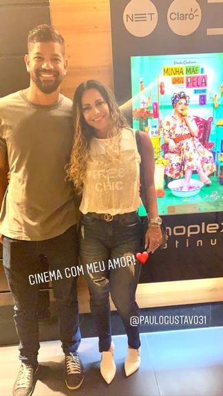 Viviane Araújo posa no cinema com o namorado
