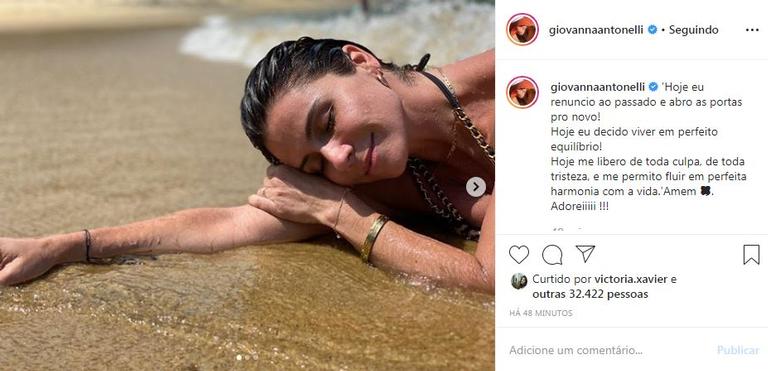 A atriz compartilhou fotos deitada na areia na praia e arrancou elogios de seus seguidores