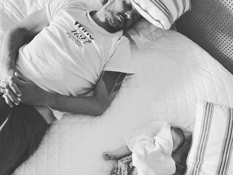 Rodrigo Hilbert compartilha clique tirando soneca ao lado da filha, Maria Manoela