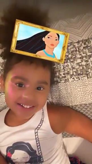 Filha de Pocah encanta a web ao confundir a mãe com princesa