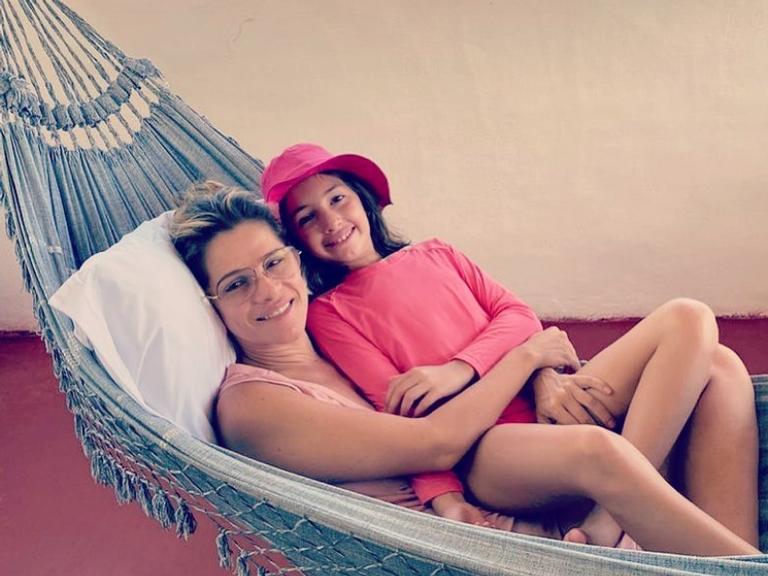 Ingrid Guimarães curte férias ao lado da filha 