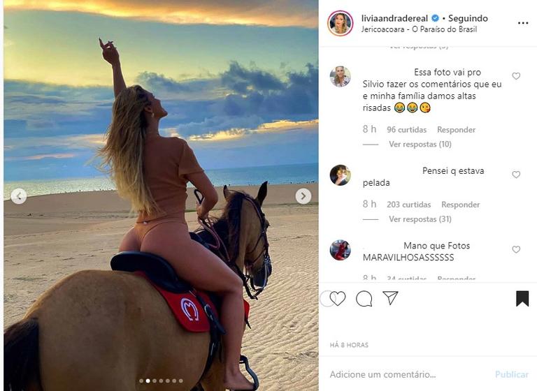 Lívia Andrade andando a cavalo