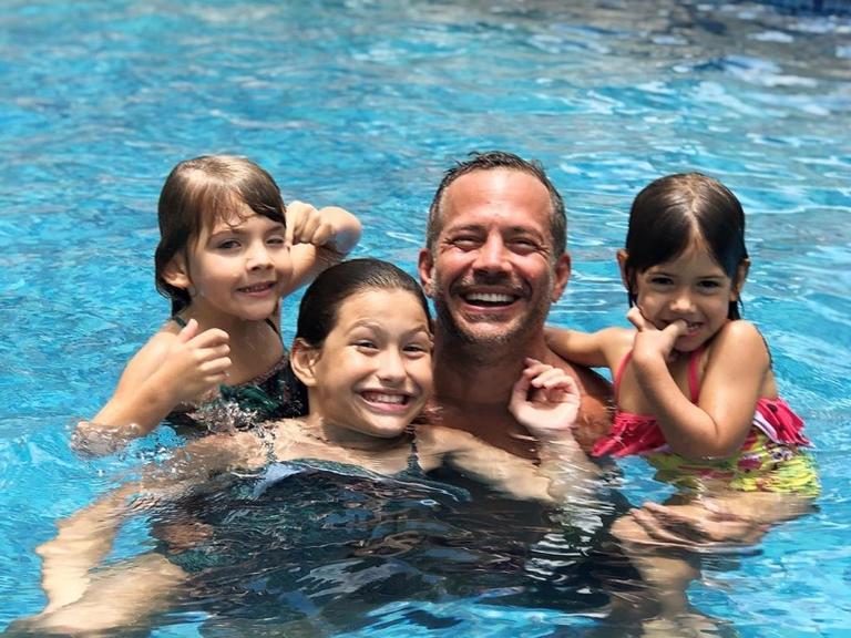 Malvino Salvador curte dia de verão ao nadar com as filhas 